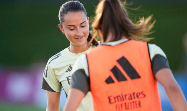 这球红牌？曼联女足欧冠铲球染红！球迷吐槽“史上最糟糕红牌”