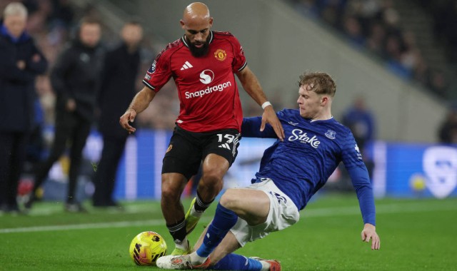 阿玛德禁区倒地，投诉对方拉拽球衣，裁判没有给点球