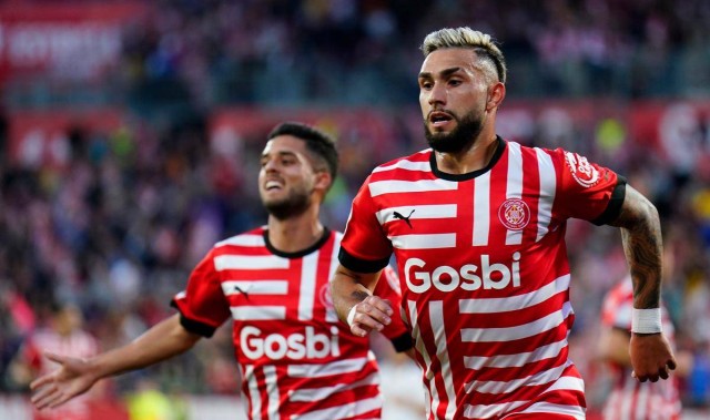 西甲焦点战：巴萨主场传控争冠，赫罗纳客场技术反冲击