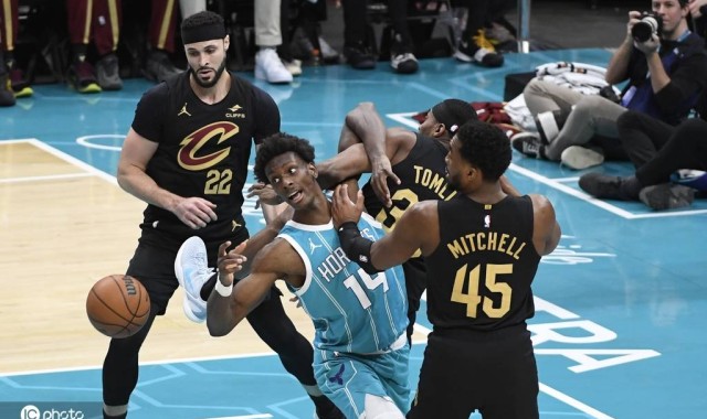 米切尔24分莫布利14+14 骑士胜黄蜂